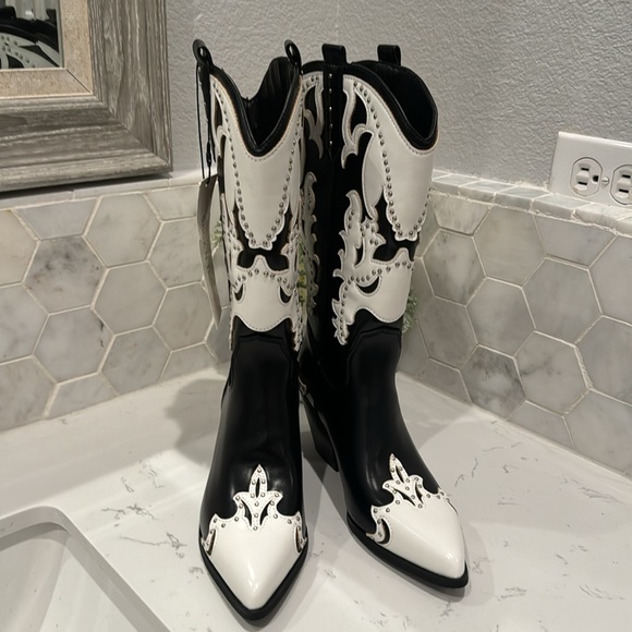 Shoe ‘n Tale Pointed Toe Cowgirl Studded Black and White Western Boots, Size 37 - Picture 6 of 10